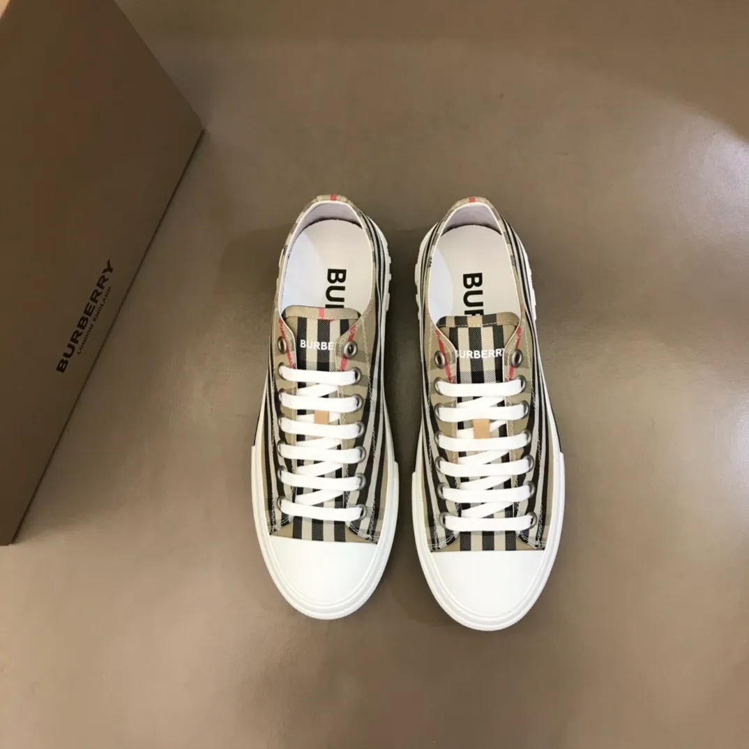 p400 "Burberr*" men's classic low-top sneakers, reinterpreted in Vintage check cotton material and decorated with a new brand logo. First-layer sheepskin lining, embossed Burberry logo on the heel, and original TPU outsole! Size: 38-44 No. 068